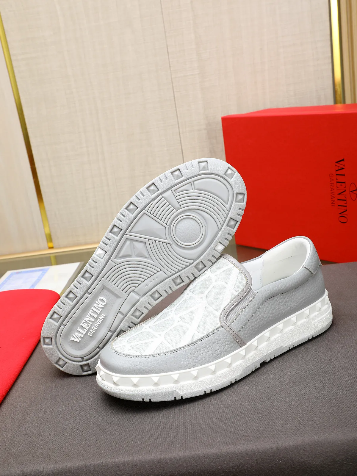 Men's shoes 💰440 Valentino "VALENTINO" hot sale ❤️ Counters ship at the same time 1:1 👏 Imported cowhide + waterproof fabric + leather lining 🐂 Casual fashion shoes Exquisite workmanship Original original outsole 38-44 (45 customized, non-refundable)